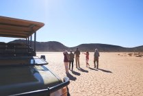 Safari-Reisegruppe blickt auf sonnige trockene Landschaft in Südafrika — Stockfoto