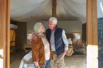 Heureux couple aîné dans la chambre d'hôtel safari lodge — Photo de stock