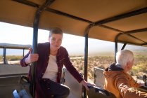 Porträt selbstbewusste reife Frau steigt in Safari-Geländewagen — Stockfoto
