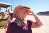 Portrait femme âgée heureuse sur safari — Photo de stock