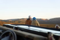 Seniorenpaar auf Safari mit Blick auf malerische Landschaft — Stockfoto