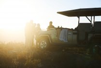 Safari tour grupo beber chá fora ensolarado veículo off-road — Fotografia de Stock