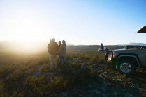 Safari-Reisegruppe genießt idyllischen Sonnenaufgang vom südafrikanischen Hügel — Stockfoto
