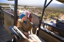 Heureuse femme âgée qui monte dans un véhicule tout-terrain safari — Photo de stock