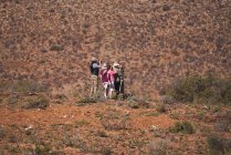 Safari grupo turístico en el paisaje de pastizales soleados Sudáfrica - foto de stock