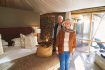 Porträt glückliches Senioren-Paar bei der Ankunft im Safari-Lodge-Hotelzimmer — Stockfoto