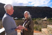 Glückliches Senioren-Paar auf sonnigem Safari-Lodge-Balkon Südafrika — Stockfoto