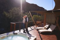 Seniorenpaar auf sonnigem Luxus-Safari-Lodge-Hotelbalkon — Stockfoto
