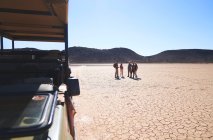 Safari grupo de turismo andando no deserto árido ensolarado África do Sul — Fotografia de Stock