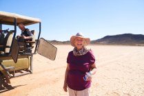 Portrait femme âgée insouciante sur safari dans le désert ensoleillé Afrique du Sud — Photo de stock