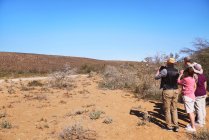 Safari grupo de turismo em pastagens remotas ensolaradas África do Sul — Fotografia de Stock