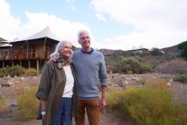 Feliz casal sênior fora safari pousada cabine — Fotografia de Stock