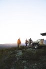 Safari-Reisegruppe auf Hügel bei Sonnenaufgang Südafrika — Stockfoto