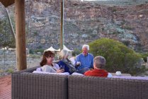 Senioren entspannen bei Wein auf Hotelterrasse — Stockfoto