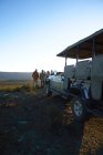 Safari-Reisegruppe und Geländewagen auf Hügel in Südafrika — Stockfoto