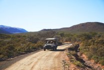 Safari позашляховий транспортний засіб на сонячній емутній ґрунтовій дорозі Південної Африки — стокове фото
