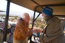 Couple de personnes âgées monter dans un véhicule hors route safari — Photo de stock
