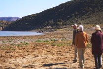 Группа сафари-туристов прогуливается по солнечной Южной Африке — стоковое фото