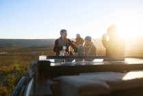 Группа сафари-тура пьет чай на восходе солнца в Южной Африке — стоковое фото