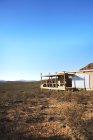 Amici sul balcone soleggiato cabina safari remoto Sud Africa — Foto stock