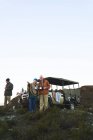 Старшая пара на сафари пьет чай на холме — стоковое фото