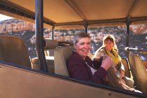 Porträt glückliche reife Freundinnen im Safari-Geländewagen — Stockfoto