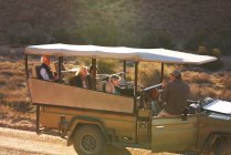 Safari guide et groupe en véhicule tout-terrain — Photo de stock