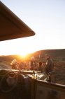 Safari grupo turístico bebendo champanhe ao pôr do sol África do Sul — Fotografia de Stock
