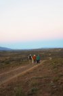 Safari tour grupo caminando a lo largo de camino de tierra en reserva de vida silvestre remota - foto de stock