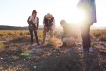 Гид по сафари с объяснением растений группе в солнечном заповеднике — стоковое фото