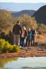 Safari-Reiseleiter führt Gruppe durch sonniges Naturschutzgebiet — Stockfoto