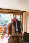 Portrait heureux couple de personnes âgées câlins dans la chambre d'hôtel — Photo de stock