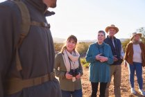Safari-Touristen hören auf Reiseleiter — Stockfoto