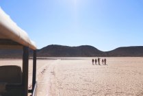 Сафарі екскурсовод і група сонячних посушливих заповідників Південної Африки — стокове фото