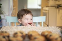 Niedliche Kleinkind Mädchen essen Erdbeere — Stockfoto