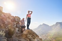 Ritratto felice giovane donna escursionismo soleggiato scogliera Città del Capo Sudafrica — Foto stock