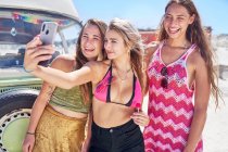 Carefree young women friends taking selfie with camera phone — Stock Photo