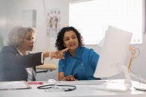 Ärztin und Patientin nutzen Computer in Arztpraxis — Stockfoto