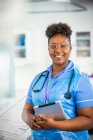 Портрет впевнена жінка медсестра з цифровим планшетом — стокове фото