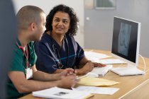 Лікарі, які дивляться на цифровий рентген на комп'ютері в офісі лікарів — стокове фото
