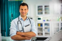 Портрет уверенный мужчина врач с цифровой таблеткой в больничной палате — стоковое фото