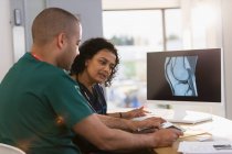 Медсестри обговорюють цифровий рентген в клініці — стокове фото