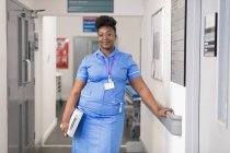 Портрет впевнена жінка медсестра в лікарняному коридорі — стокове фото