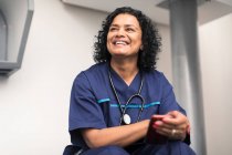 Porträt lächelnde, glückliche Ärztin mit Smartphone — Stockfoto