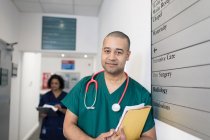 Retrato confiante cirurgião masculino confiante no corredor hospitalar — Fotografia de Stock