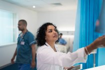 Сфокусированная женщина-врач, работающая в больничной палате — стоковое фото
