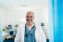 Portrait confiant, sourire médecin masculin dans la chambre d'hôpital — Photo de stock