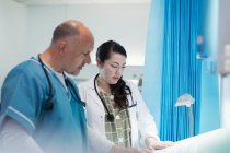 Ärzte treffen sich, sprechen im Krankenhauszimmer — Stockfoto