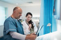 Лікарі обговорюють рентген в лікарняній кімнаті — стокове фото