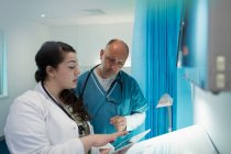 Ärzte nutzen digitales Tablet im Krankenhauszimmer — Stockfoto